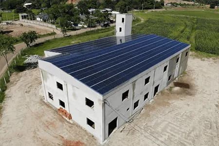 Telhado de indústria com placas solares