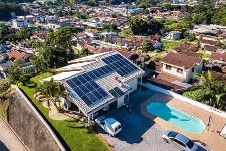 Casa com placas solares no telhado