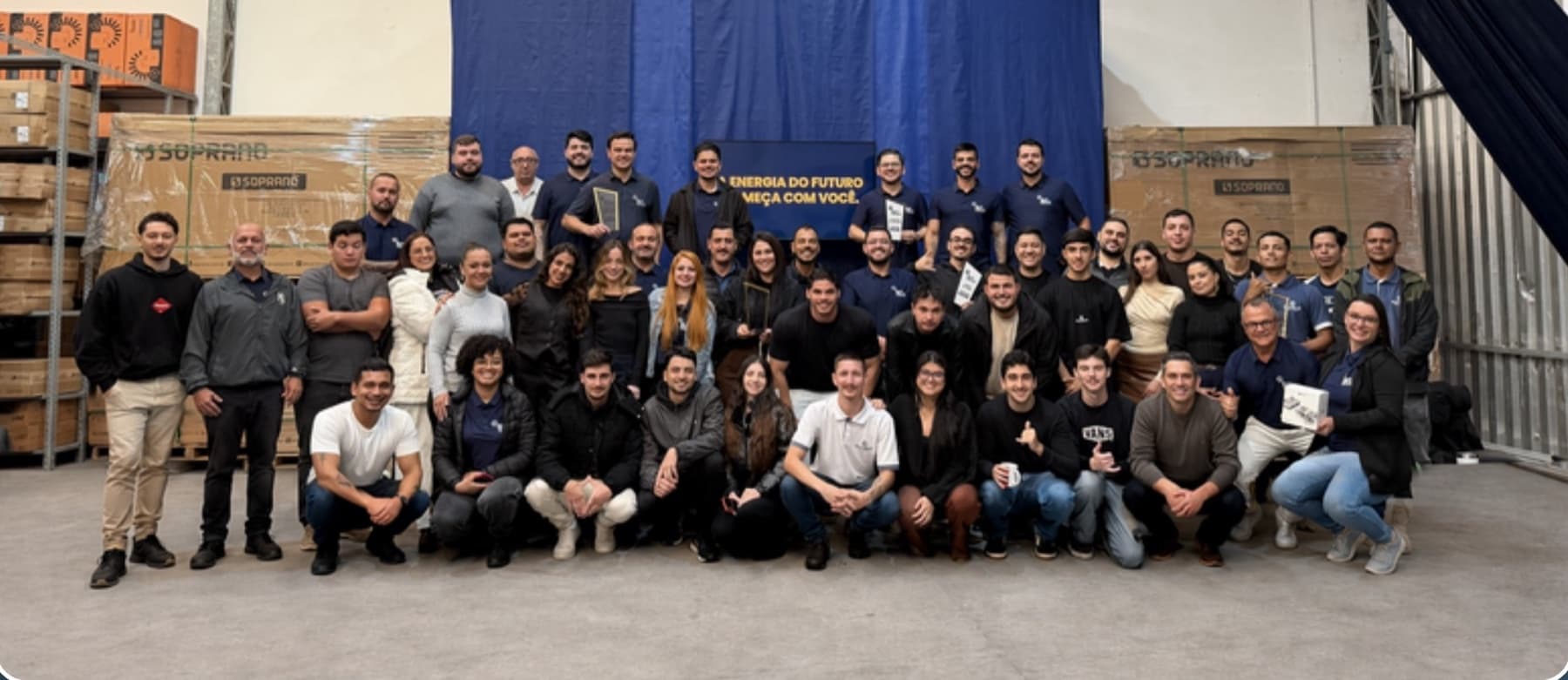 Equipe Ello Solar reunida no centro de distribuição